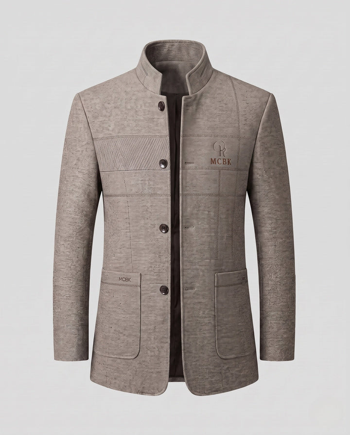 Stilvoller Herren Stehkragen Mantel in dunkler Farbe. Slim Fit Schnitt für eine schlanke Silhouette.