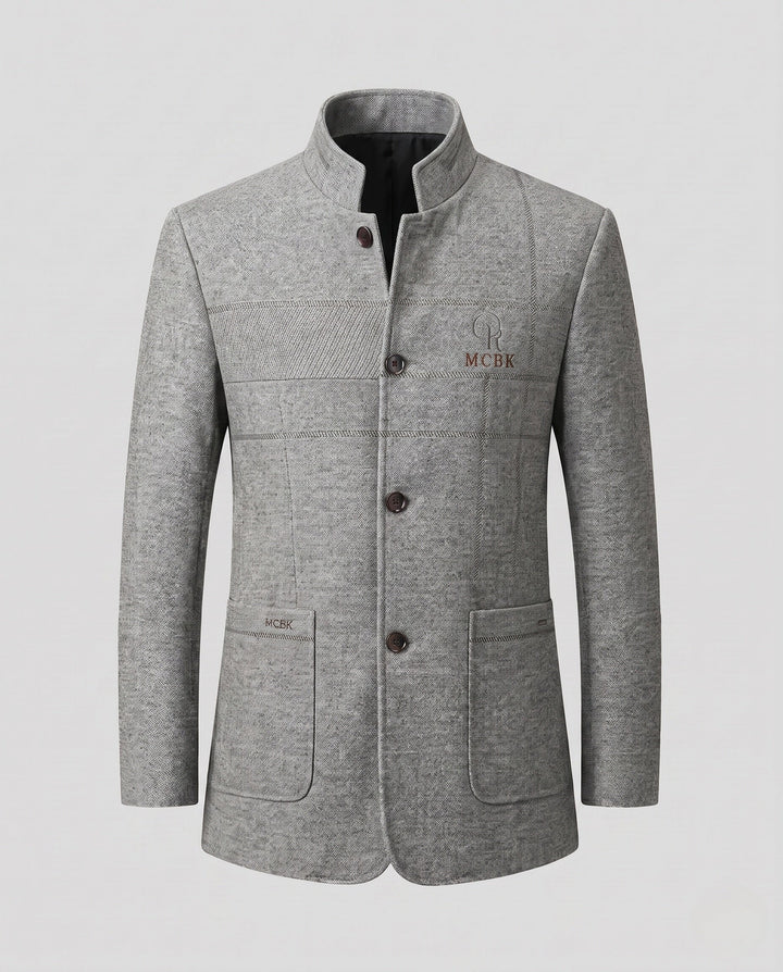 Nahaufnahme der Knopfleiste am Herren Mantel. Klassisches Design mit modernem Slim Fit.