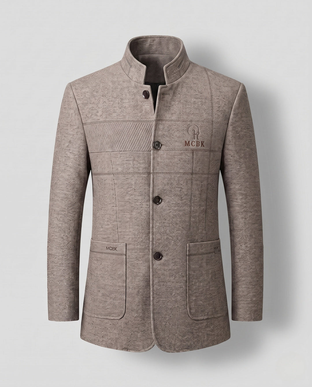 Komplettoutfit: Mann trägt Slim Fit Mantel mit Stehkragen. Perfekte Ergänzung für jede Garderobe.
