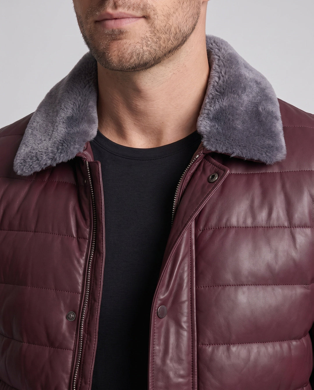 Warme Herren-Steppjacke in Weinfarbe, Lederoptik & Teddykragen, elegant & bequem für kalte Tage.