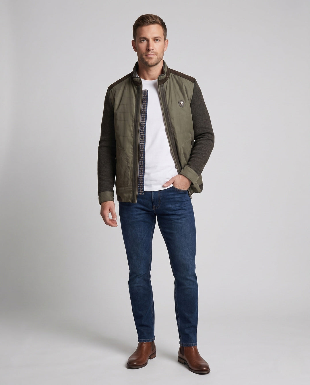 Modische Herren Hybridjacke, gesteppt mit Kontrastärmeln und Stehkragen. Perfekte Übergangsjacke für Herbst & Frühling.