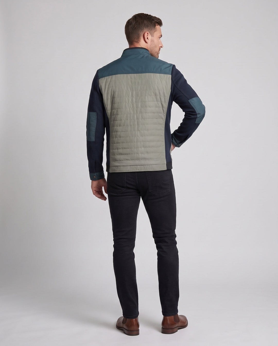 Detailansicht der gesteppten Herren Stehkragenjacke in Grau, kombiniert mit glatten Ärmeln für Komfort.