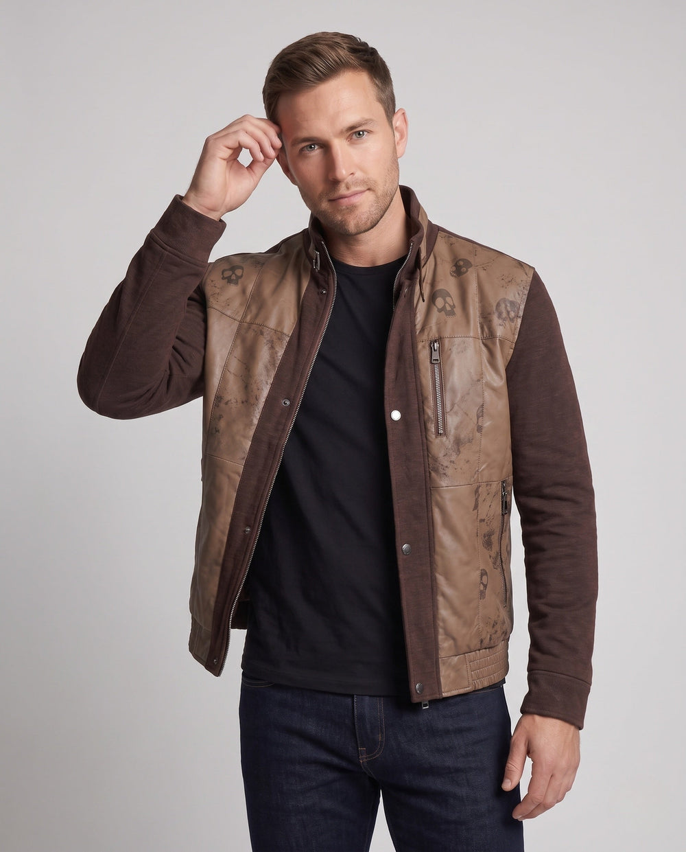 Herren Hybridjacke mit Stehkragen, ideal für Business-Casual und urbane Freizeitlooks im Frühling/Herbst.