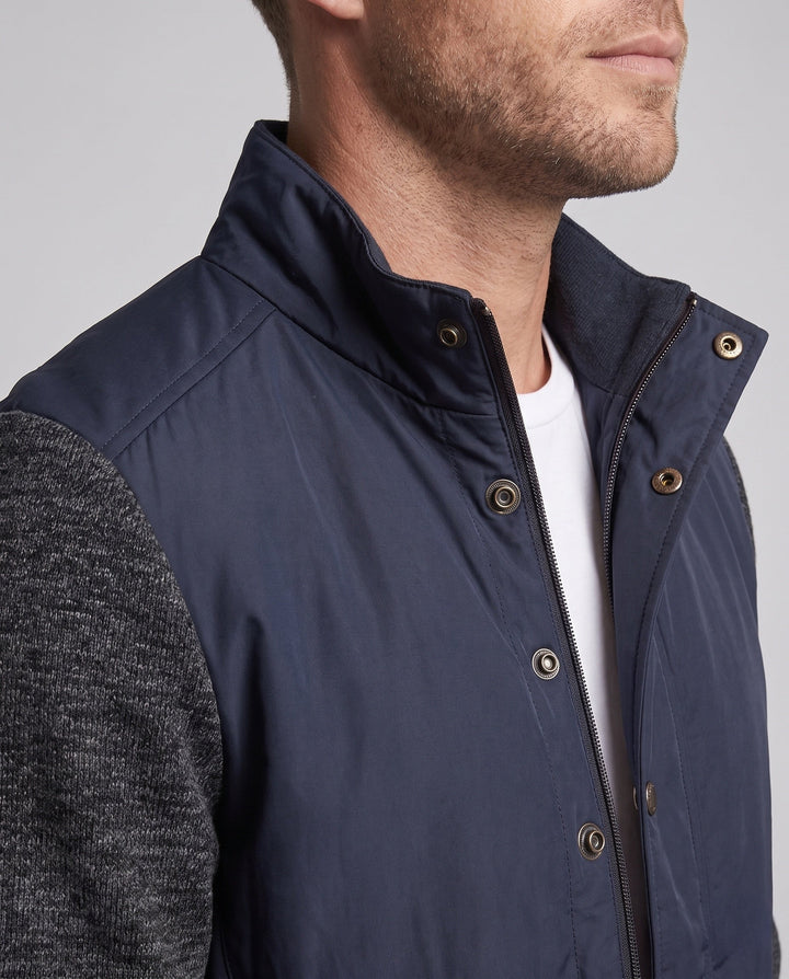 Detailansicht der Herren Hybridjacke: Hochwertiger Stoff, Reißverschluss und Stehkragen für einen gepflegten Look.
