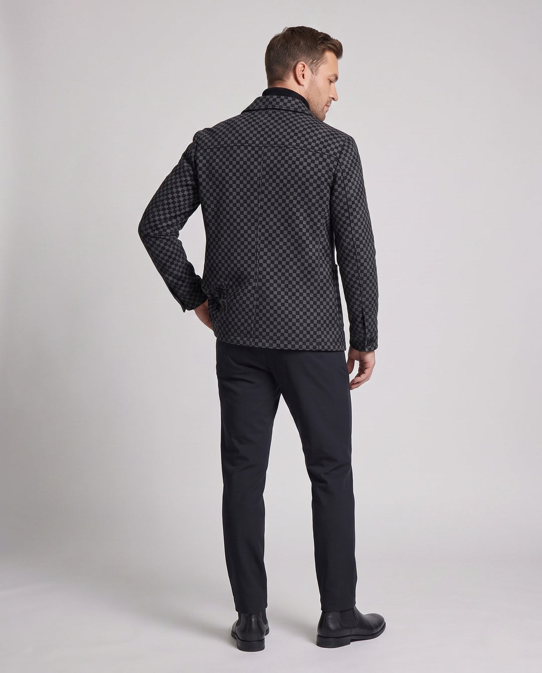 Männliche Karo-Freizeitjacke mit klassischem Hemdkragen. Bequeme Übergangsjacke und stilvolle Herbstmode für Herren.
