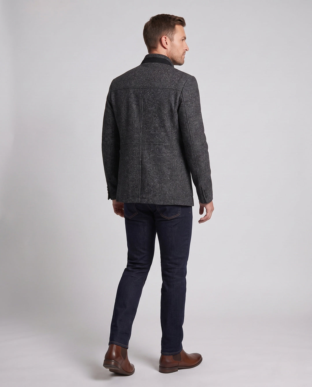 Stilvoller Herrenblazer, kurz geschnitten, mit Mandarin-Stehkragen. Perfekt für Business und elegante Freizeit.