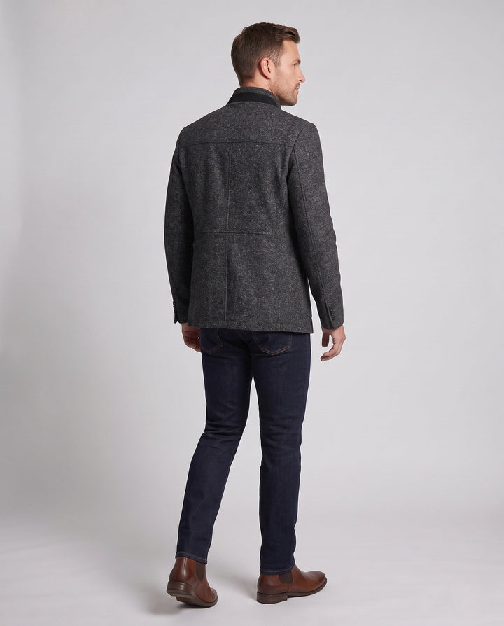 Stilvoller Herrenblazer, kurz geschnitten, mit Mandarin-Stehkragen. Perfekt für Business und elegante Freizeit.