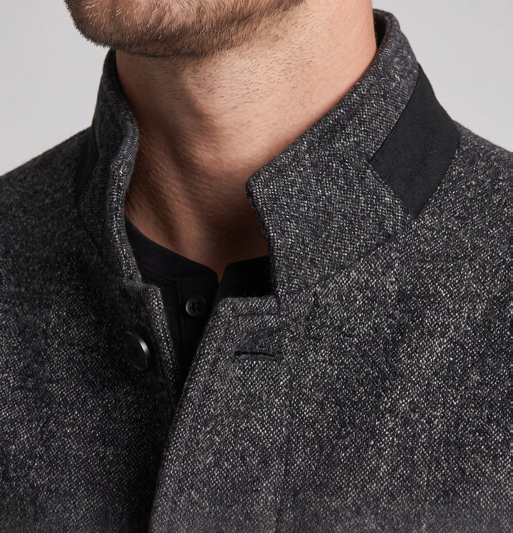 Moderner Herren City-Kurzblazer mit Mandarin-Kragen. Vielseitige Jacke für einen stilvollen Auftritt.