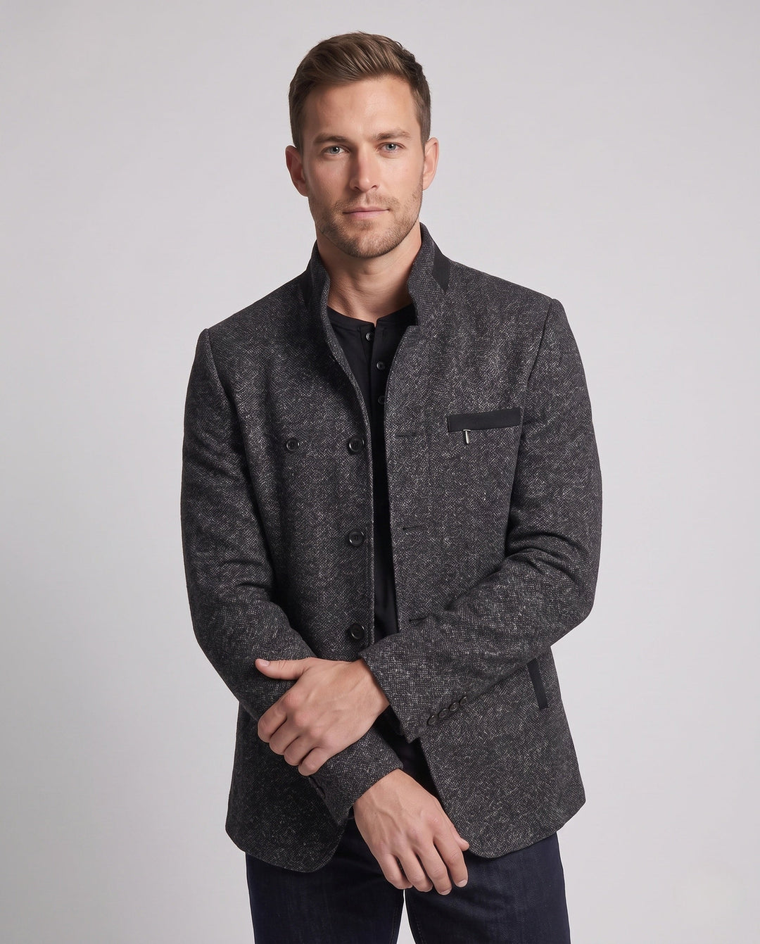 Eleganter Herren Kurzblazer in schmaler Passform mit Stehkragen. Ideal für Übergang und Freizeit.