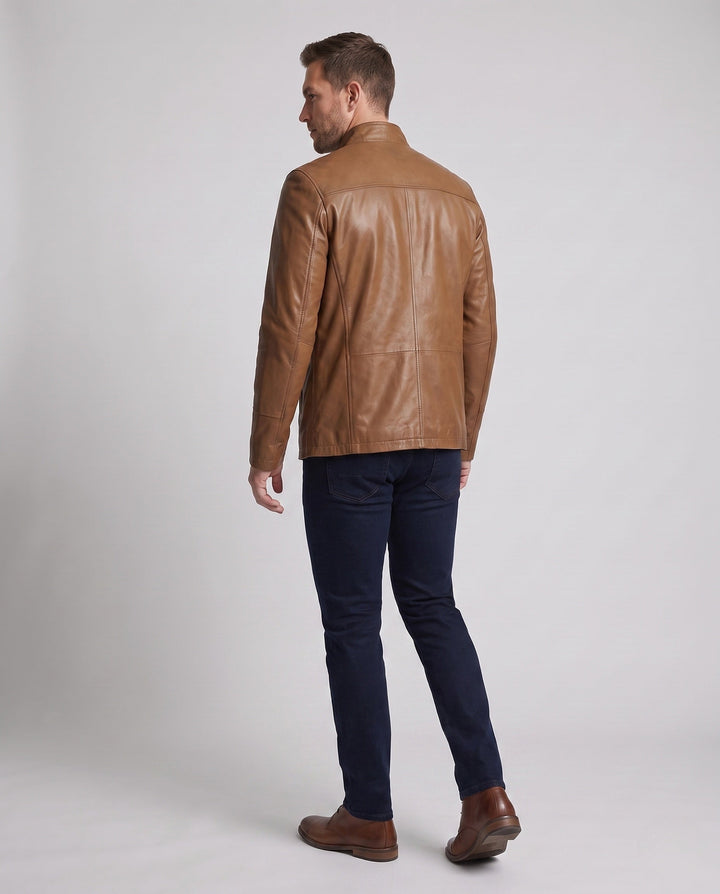 Eleganter Herren Blouson, olivgrün, mit Brusttasche. Moderne Übergangsjacke für Herrenbekleidung, ideal für den Alltag.