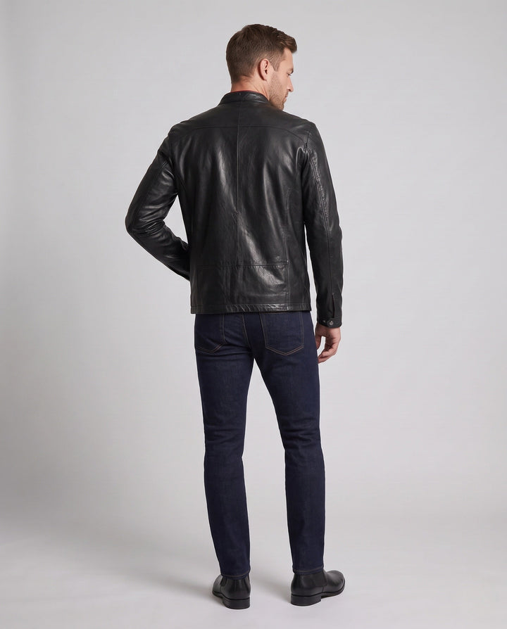 Mann trägt schwarze Slimfit Bikerjacke mit Stehkragen; modische Herrenjacke für Alltag und Freizeit.