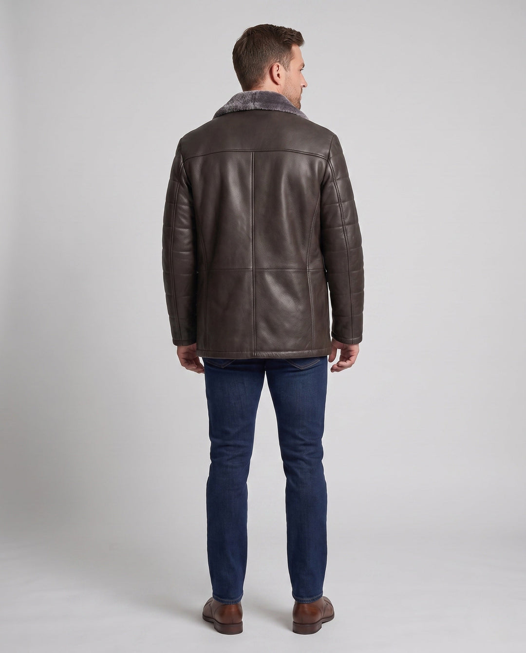 Schwarze Herren Lederlook Übergangsjacke mit Stehkragen. Taillierter Schnitt, elegante Oberbekleidung.