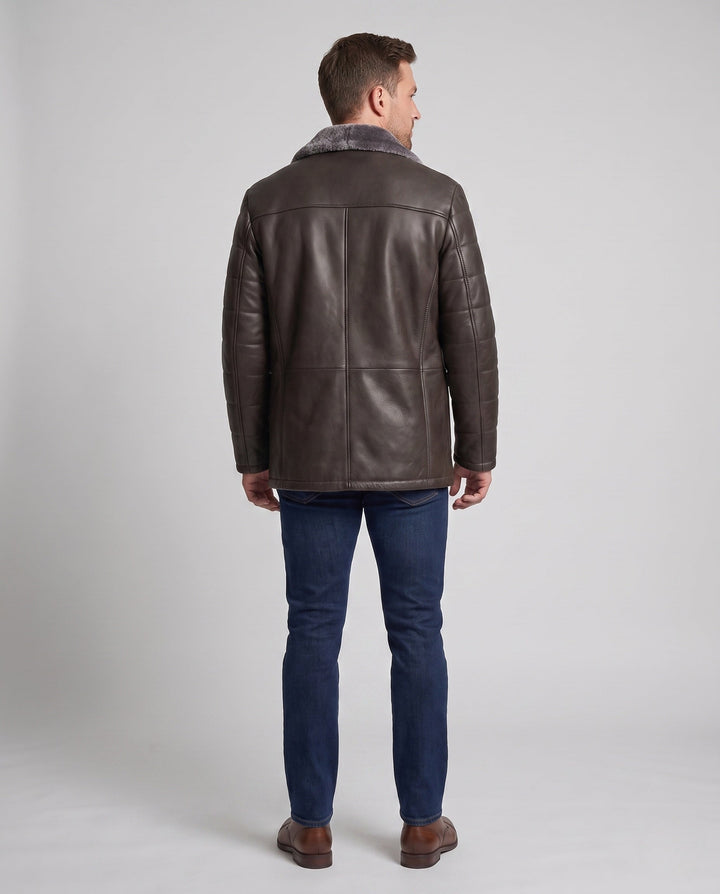 Schwarze Herren Lederlook Übergangsjacke mit Stehkragen. Taillierter Schnitt, elegante Oberbekleidung.