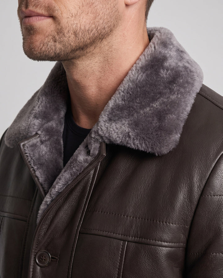 Nahaufnahme: Glatter Lederlook der schwarzen Herrenjacke, perfekt als Freizeit- und Übergangsjacke.