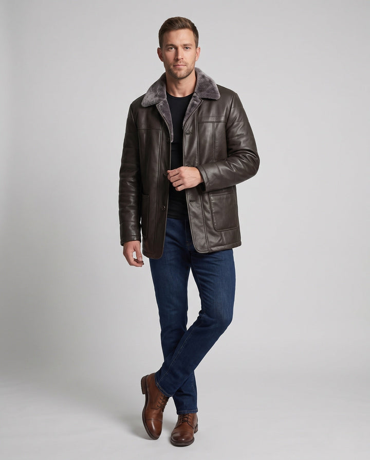Herren Übergangsjacke im Lederlook, schwarz, mit Stehkragen. Moderne Herrenmode für Frühling & Herbst.