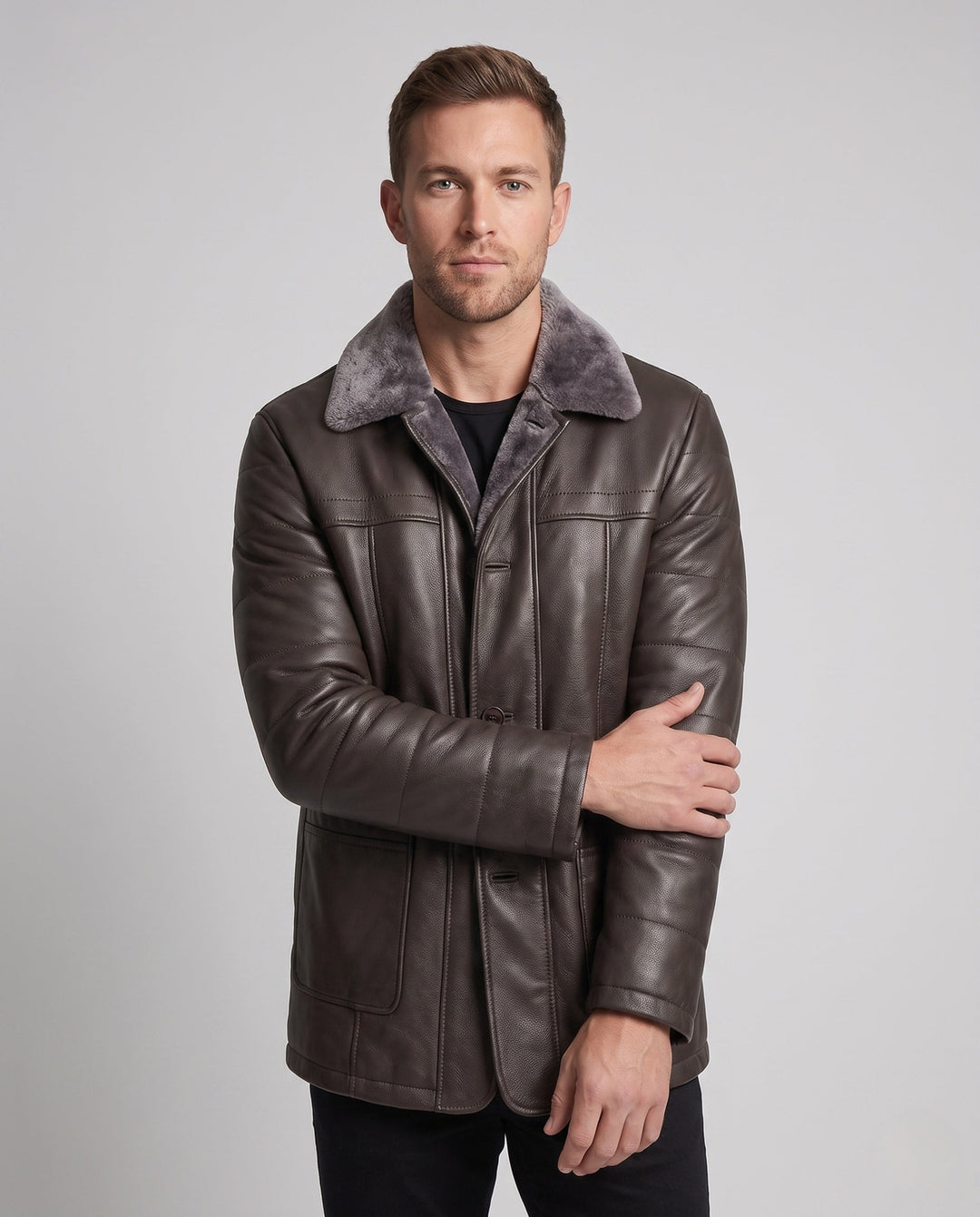 Detail des eleganten Stehkragens der schwarzen Herren Lederlook Übergangsjacke. Ideal für Business-Casual.