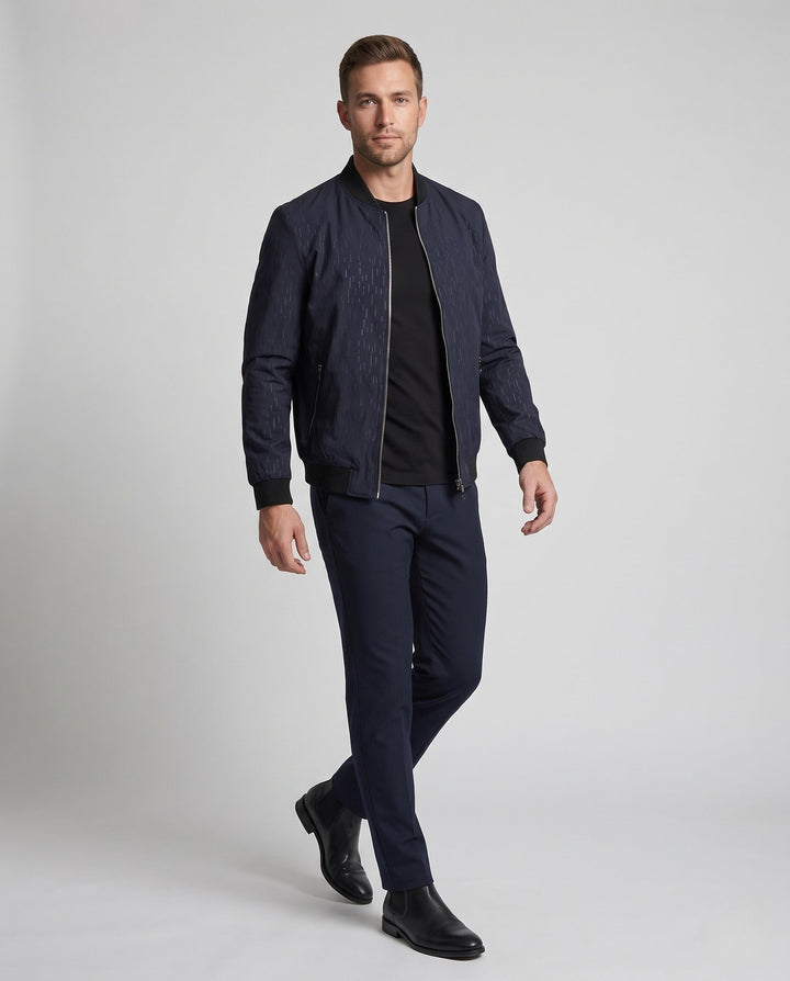 Leichte Herren Bomberjacke in Schwarz mit Reißverschluss, ideal als stilvolle Übergangsjacke für Frühling & Herbst.