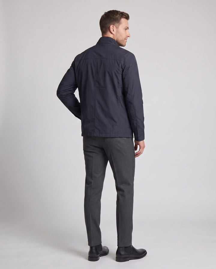 Stilvolle Herren Feldjacke mit hohem Stehkragen, praktische leichte Frühlingsjacke für smarte Freizeitlooks.