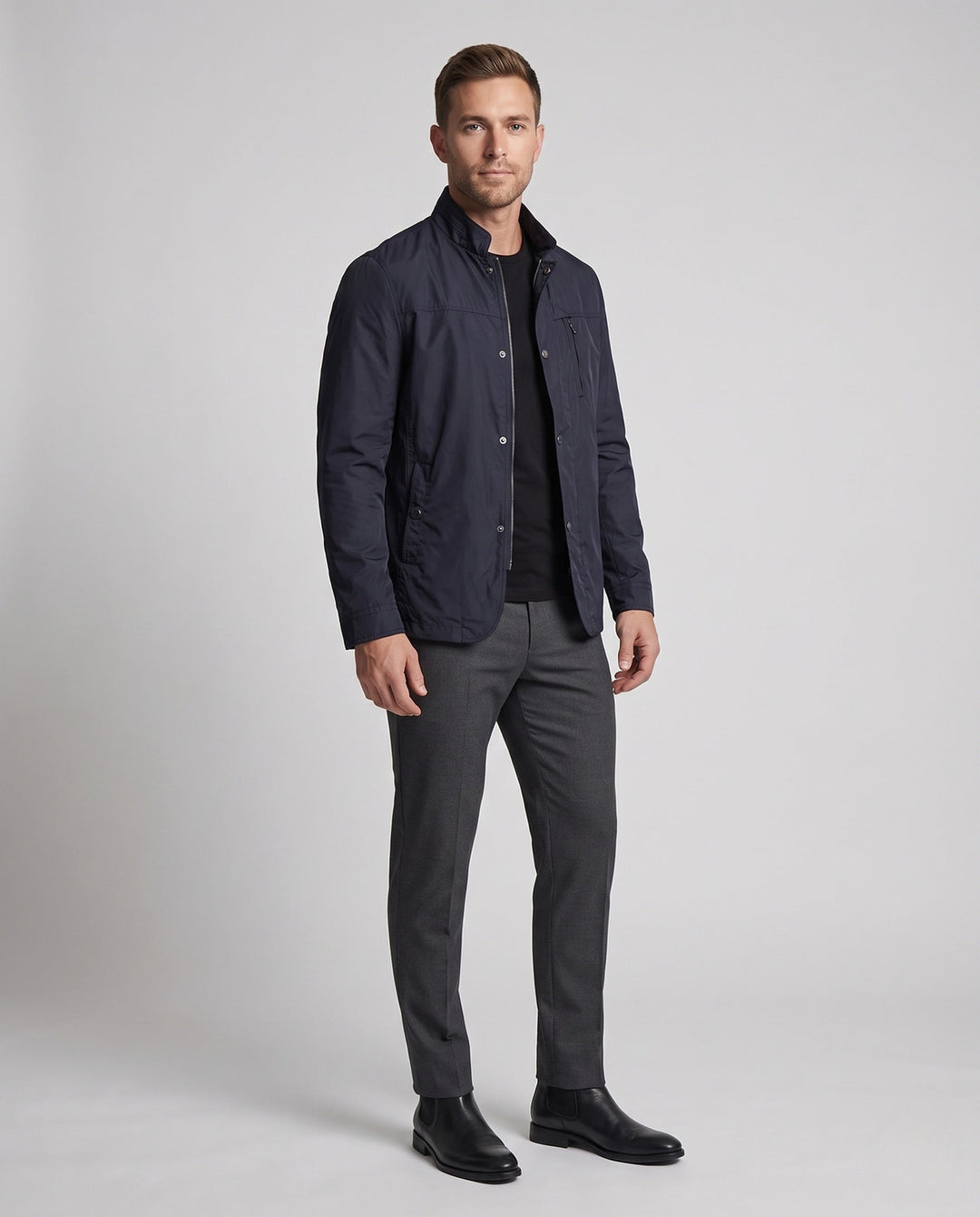 Leichte Herren Feldjacke mit Stehkragen, wasserabweisend und vielseitig. Perfekt für Übergangswetter und Freizeit.