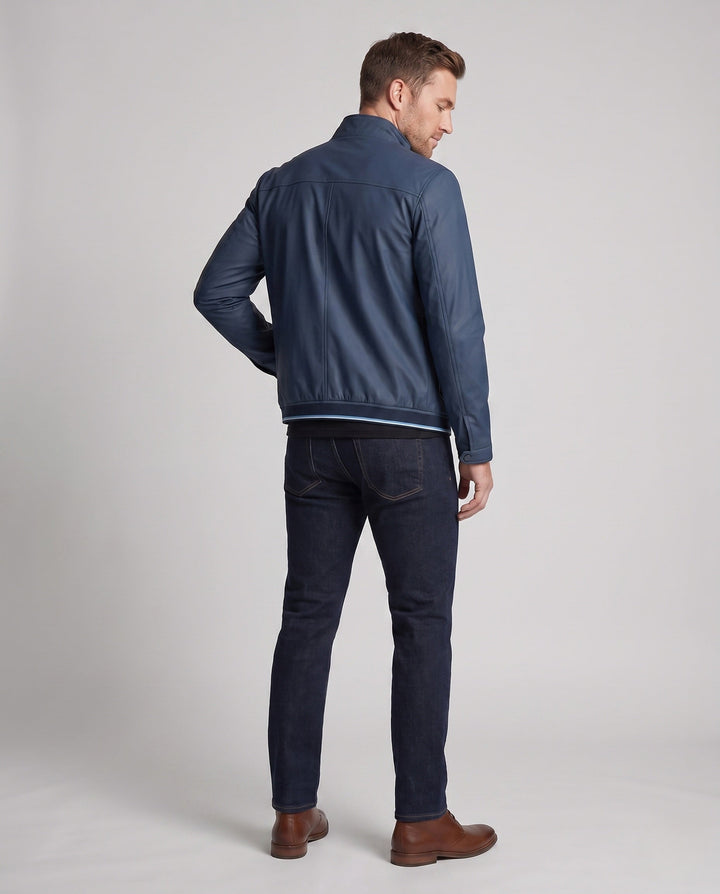 Mann trägt moderne, leichte Herren Blousonjacke. Wasserabweisend, mit Reißverschluss, perfekt für aktive Tage.