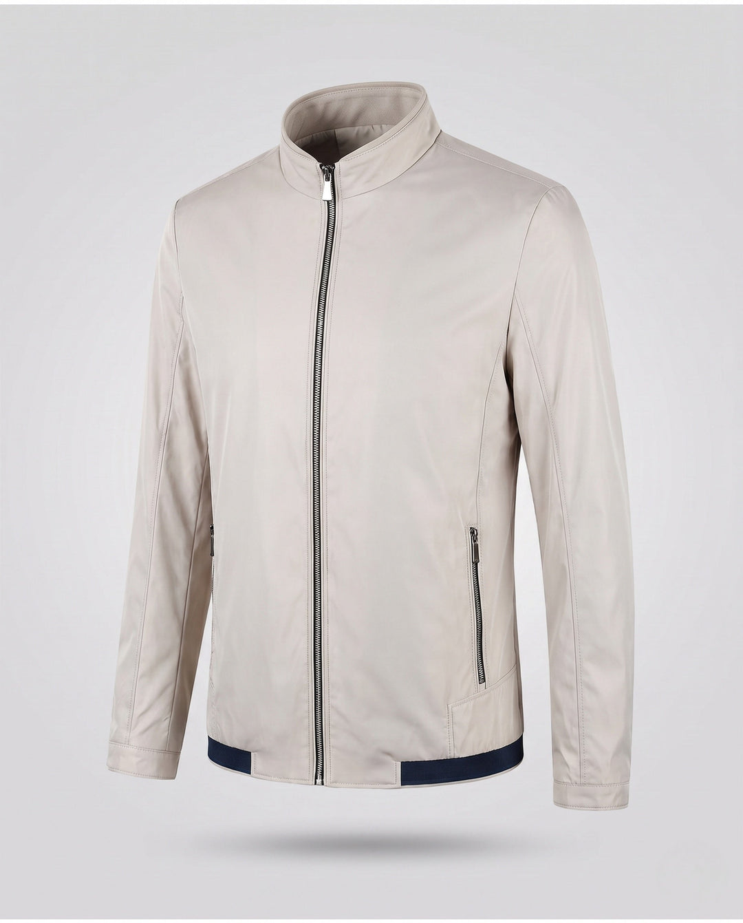 Detailaufnahme: Stehkragen & Reißverschluss der leichten Herren Blousonjacke. Wasserabweisend & modern.