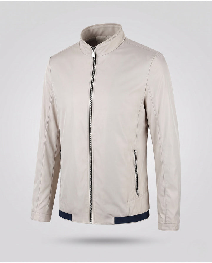 Detailaufnahme: Stehkragen & Reißverschluss der leichten Herren Blousonjacke. Wasserabweisend & modern.