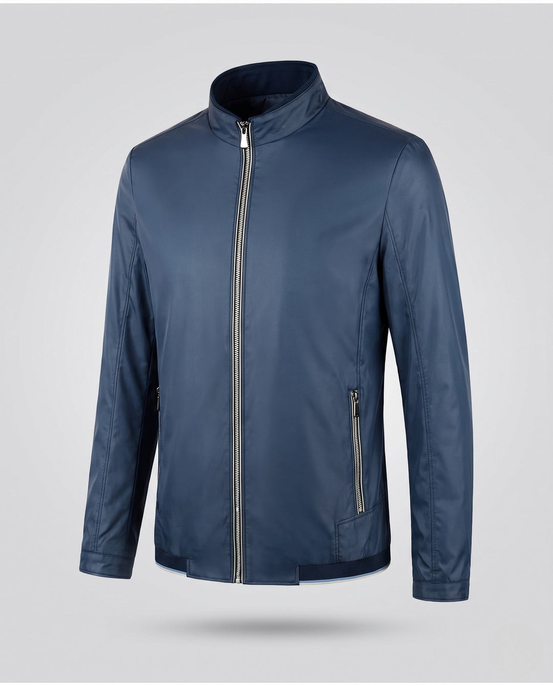 Rückansicht der urbanen Herren Bomberjacke. Leichte, wasserabweisende Übergangsjacke für stilvolle Herbstoutfits.
