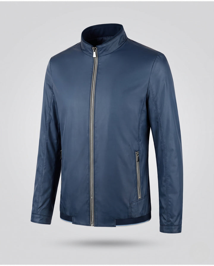 Rückansicht der urbanen Herren Bomberjacke. Leichte, wasserabweisende Übergangsjacke für stilvolle Herbstoutfits.