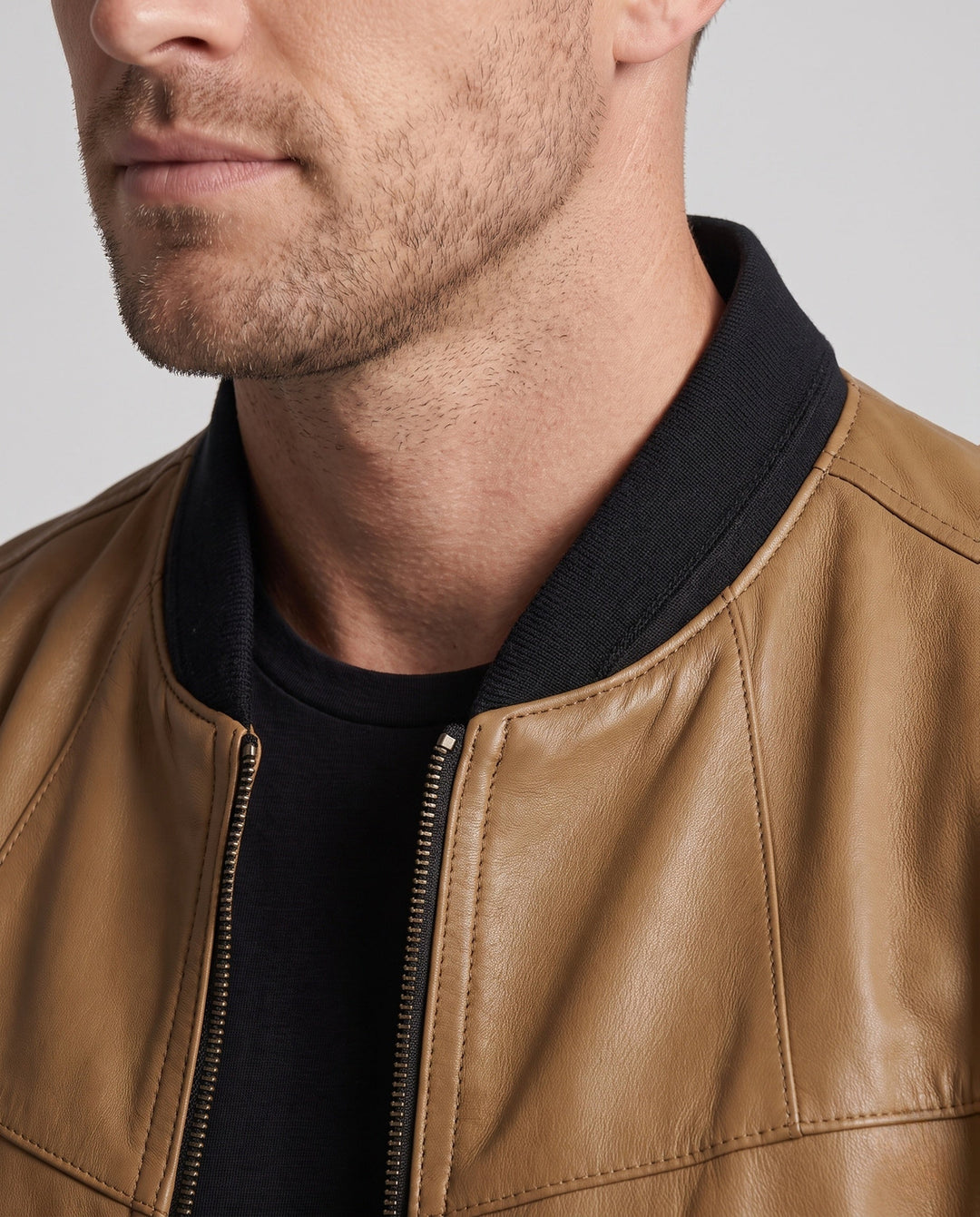 Urbaner Herren-Blouson, schwarze Lederoptik. Stilvolle Stehkragen-Übergangsjacke für Casual-Looks.