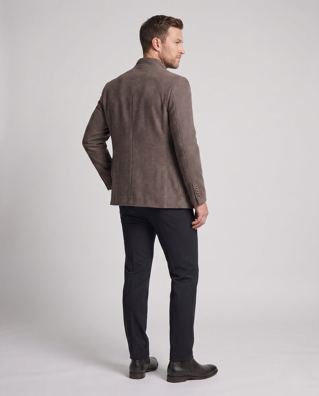 Herren Businessmantel mit Stehkragen, Ziernähten und schlanker Silhouette. Perfekt für einen eleganten Auftritt.