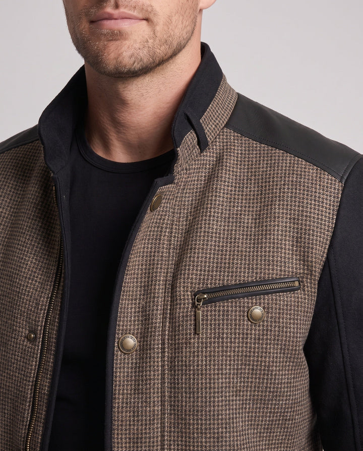 Moderne Herren Manteljacke in Schwarz mit elegantem Stehkragen. Winddichte Übergangsjacke, ideal für kühle Tage.
