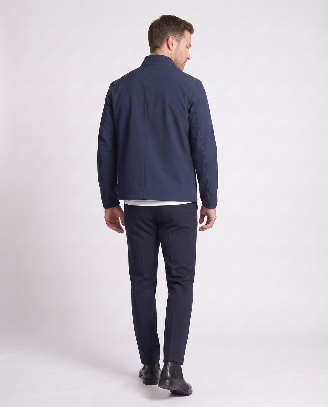 Moderne Herren Softshell-Jacke mit Stehkragen im Slim Fit Design. Windabweisend für den Urban Style.