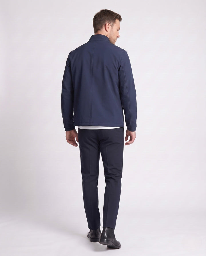 Moderne Herren Softshell-Jacke mit Stehkragen im Slim Fit Design. Windabweisend für den Urban Style.