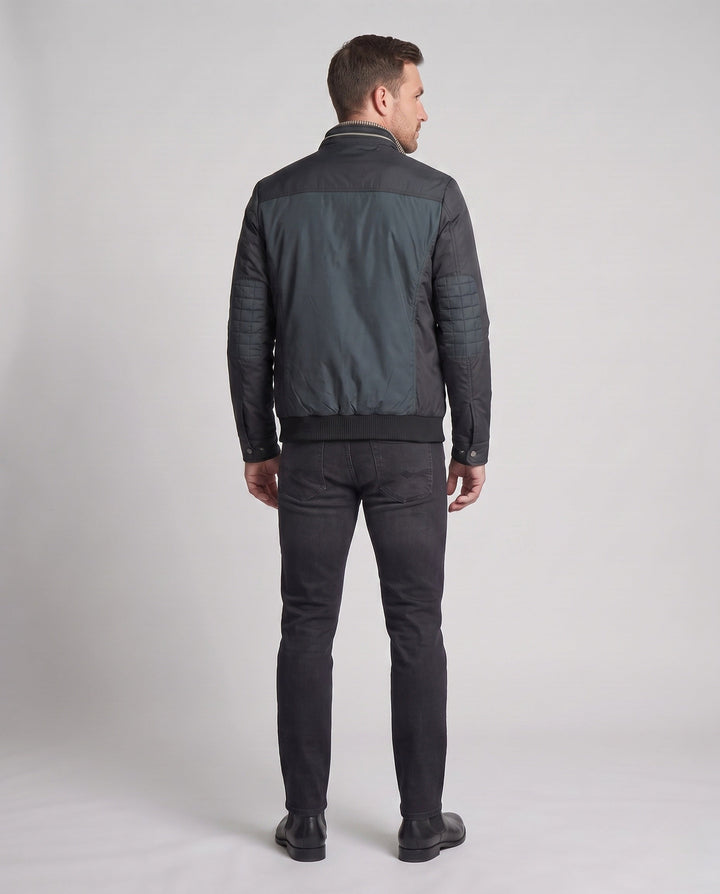 Gesteppte Herrenjacke mit modernem Design, optimal als Übergangsjacke für Frühling und Herbst, mit Brusttasche.