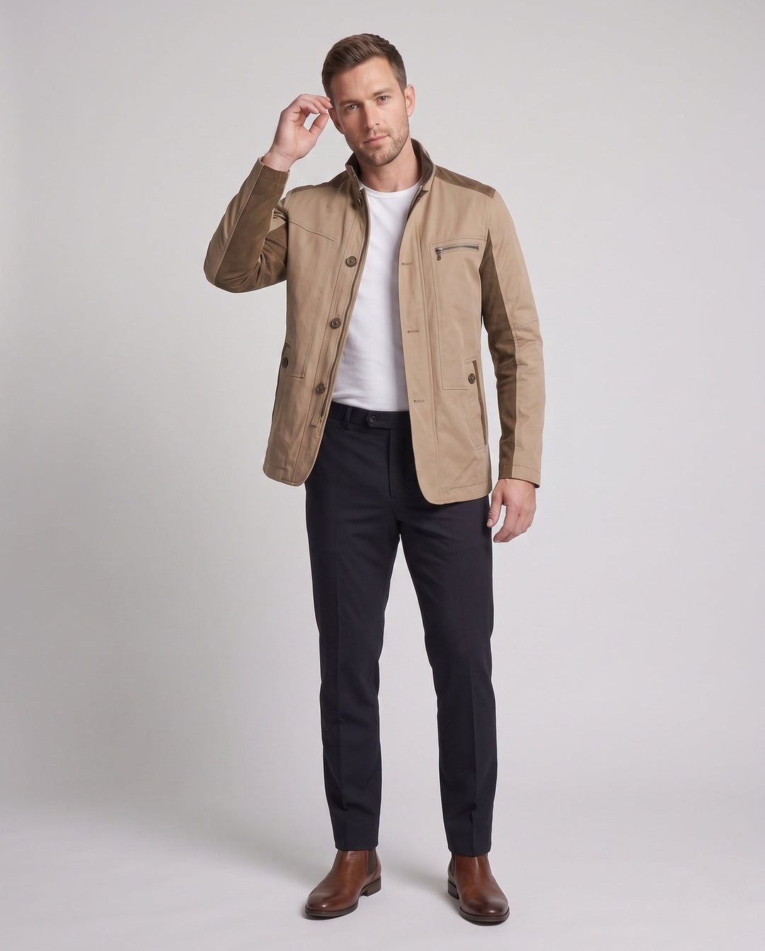 Herren Moderne Utility Jacke in Beige mit Stehkragen und Cord-Details, ideal für urbanen Casual-Stil.