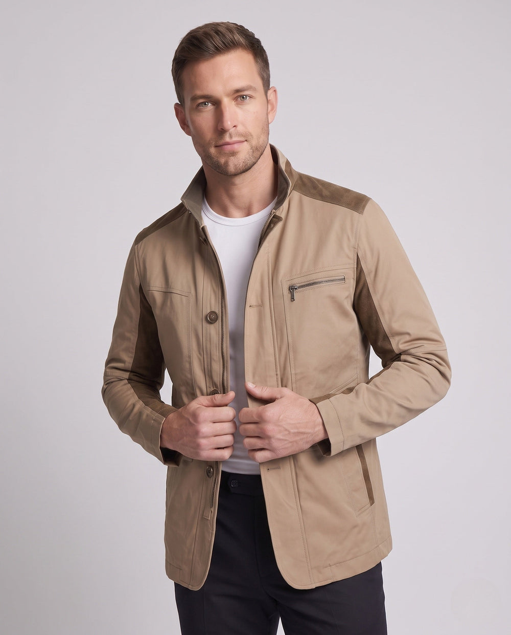 Stylische Herren Übergangsjacke, beige Utility-Stil, Stehkragen, Cord-Akzente, frontale Ansicht.