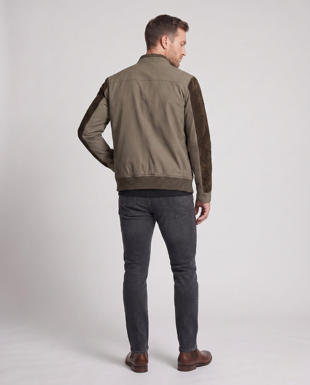 Stilvolle Herren Hybridjacke für den Herbst, dunkle Farbe, Stehkragen, lässig und doch elegant.