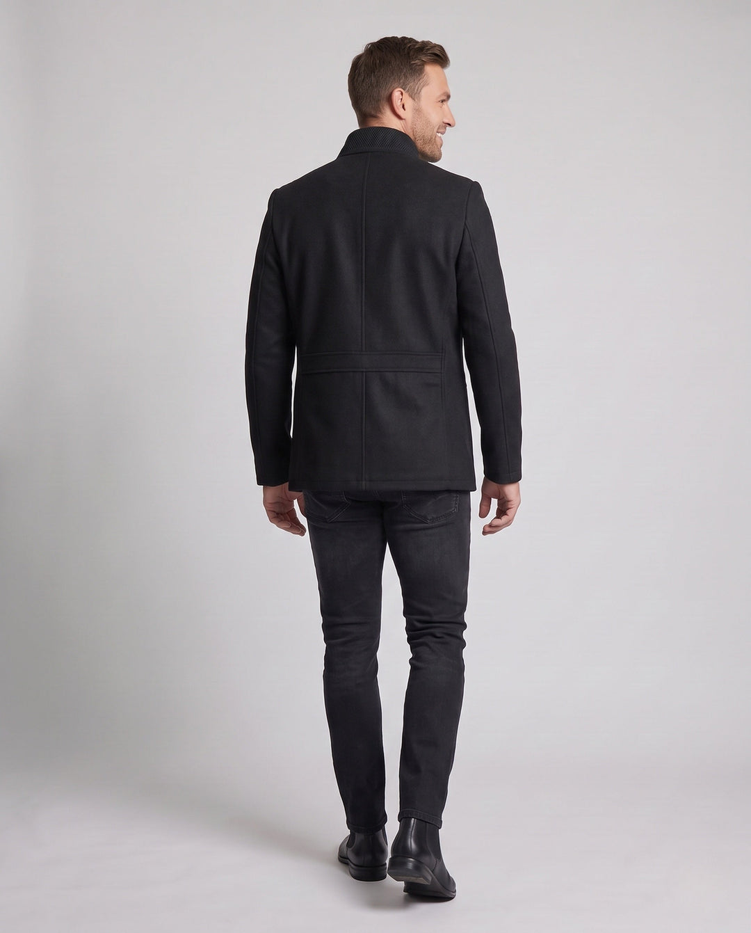 Vielseitige Herren Kurzjacke Slim Fit mit Stehkragen. Elegant und modern, geeignet für Business-Look und Casual-Outfit.