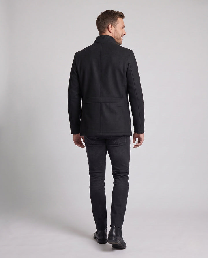 Vielseitige Herren Kurzjacke Slim Fit mit Stehkragen. Elegant und modern, geeignet für Business-Look und Casual-Outfit.