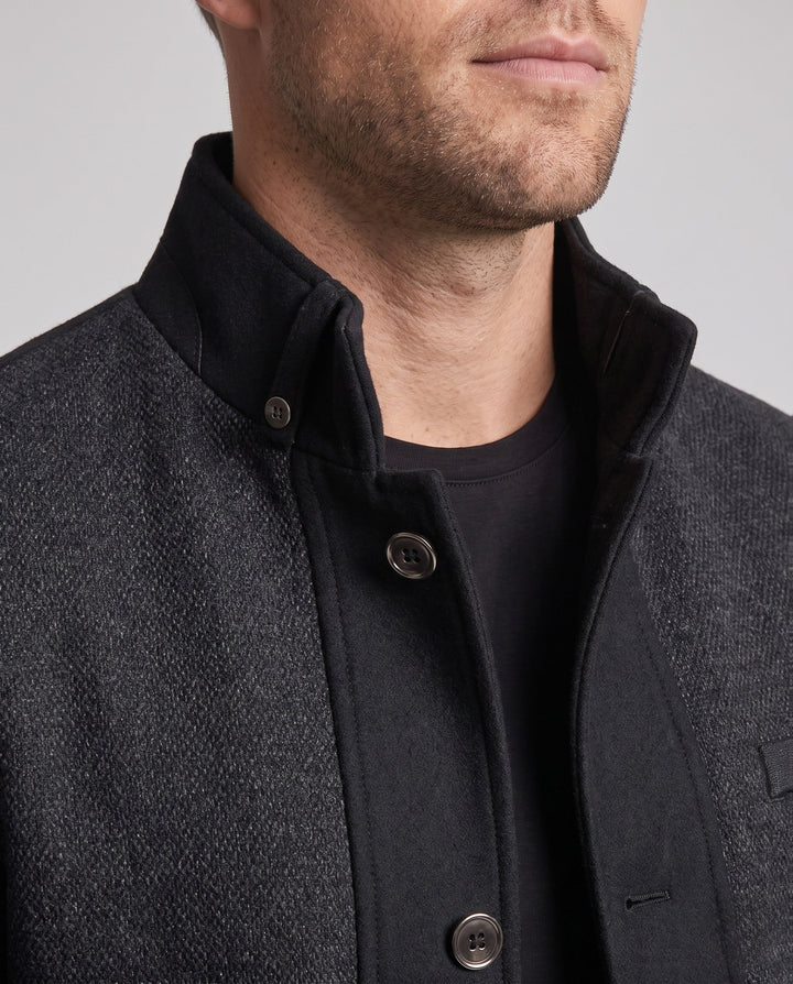 Nahaufnahme des eleganten Stehkragens und des schlanken Schnitts der Herren Slim Fit Übergangsjacke. Modern & schick.