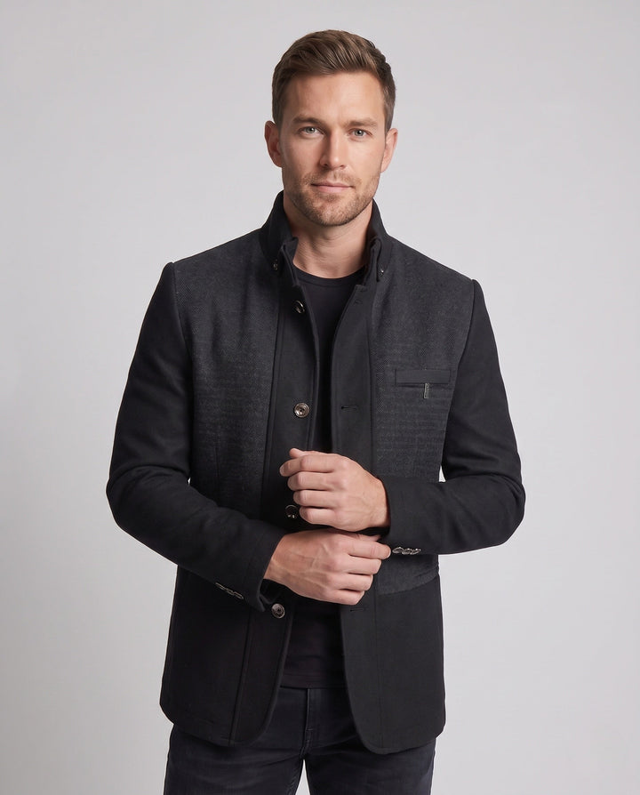 Herren Slim Fit Kurzjacke in Schwarz mit Stehkragen, die eine moderne und elegante Silhouette schafft. Perfekt für Männer.