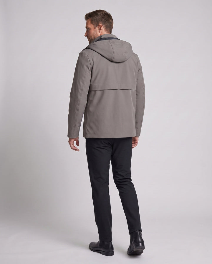 Moderne Herren Kapuzenjacke aus Softshell, strapazierfähig und wetterfest, stylisch für urbane Abenteuer.
