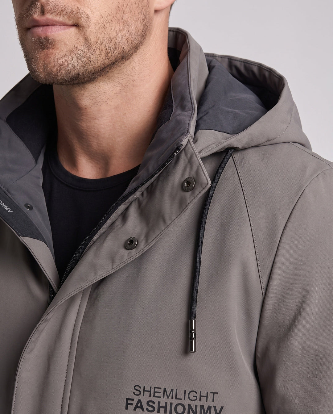 Vielseitige Herren Freizeitjacke mit Kapuze, atmungsaktiv und windabweisend, perfekt für Übergangstage.