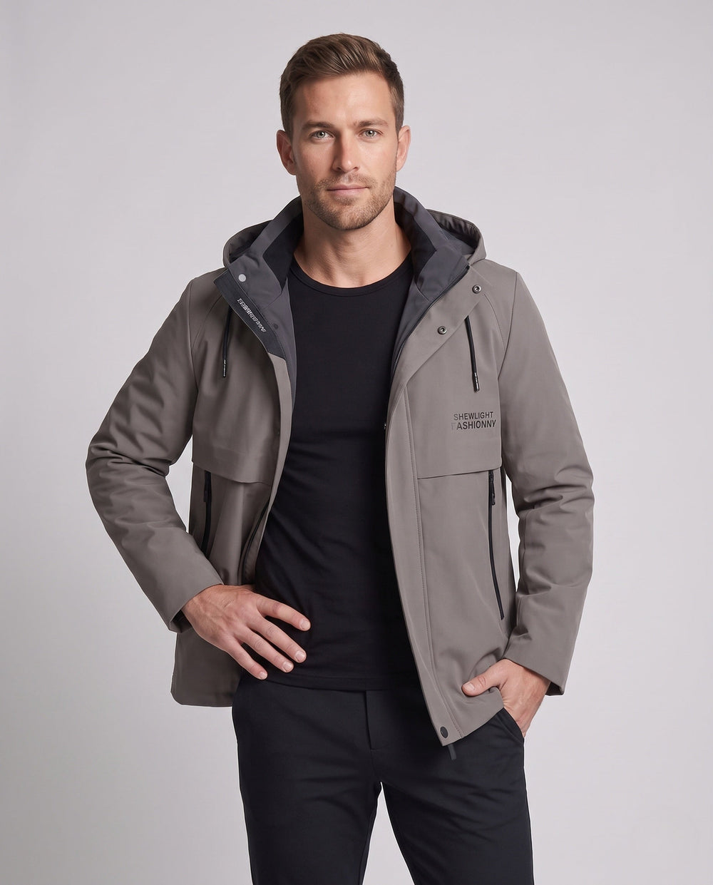 Leichte Herren Softshelljacke, winddicht & wasserabweisend, mit praktischer Kapuze für nasskaltes Wetter.