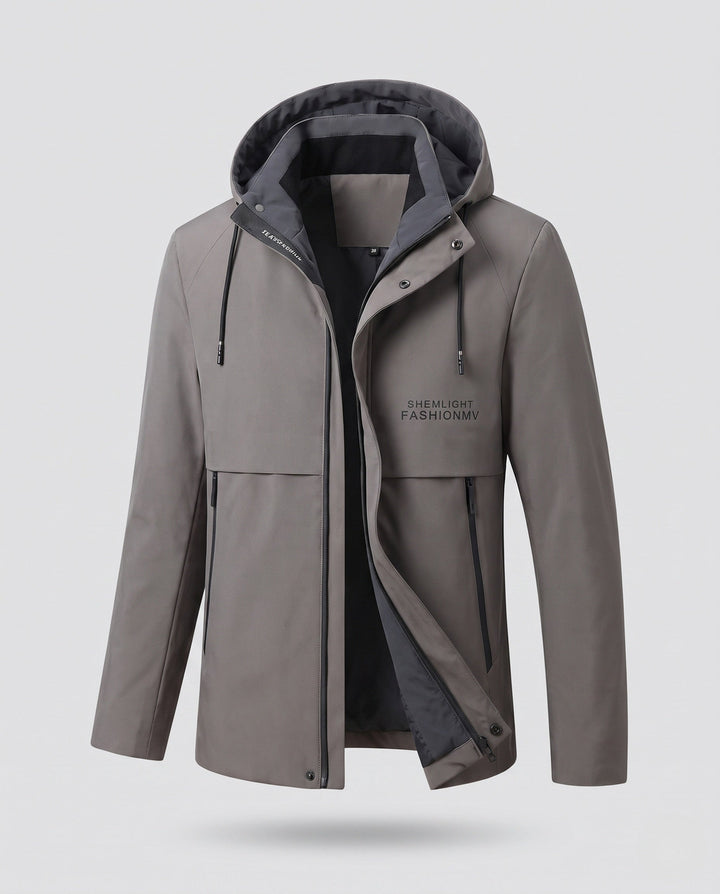 Bequeme Herren Softshelljacke mit verstellbarer Kapuze, leicht und funktional für Outdoor-Aktivitäten.