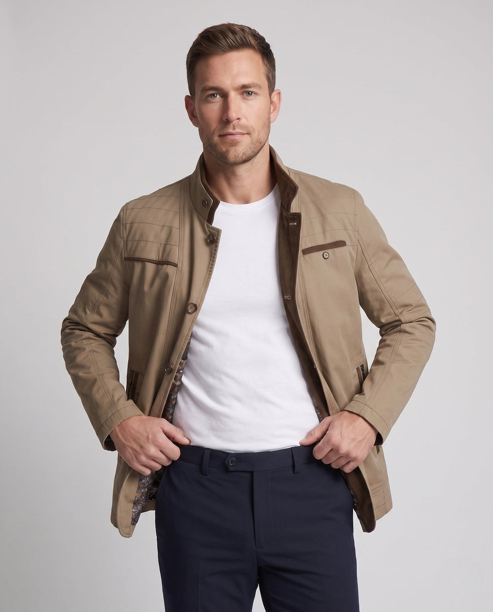 Stilvolle Herren Feldjacke in Khaki. Robuste Übergangsjacke mit Stehkragen für Outdoor, Casual & Alltag.