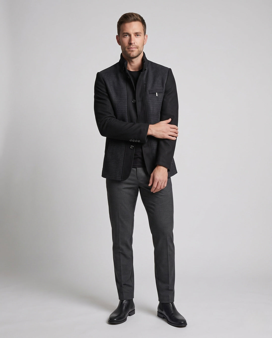 Eleganter Herren Kurzmantel im Militär-Look mit Stehkragen für Herbst & Winter. Stylische Oberbekleidung.
