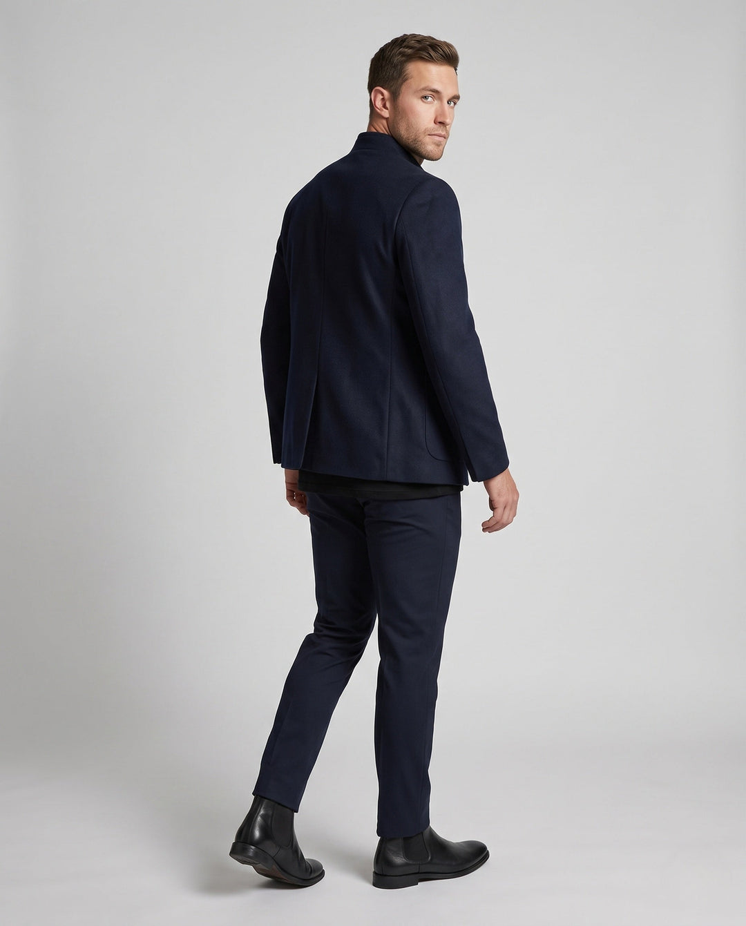 Hochwertiger Herren Kurzmantel mit Stehkragen. Ideal für Business Casual und elegante Freizeitkleidung.