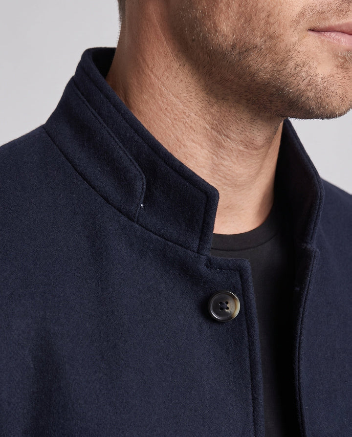 Eleganter Kurzmantel für Herren in stilvollem Design. Perfekte Oberbekleidung mit Stehkragen für Herbstmode.