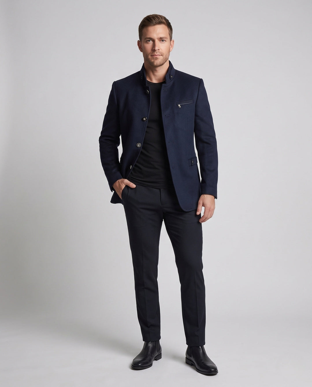 Herren Kurzmantel mit elegantem Stehkragen und modernem Schnitt. Perfekt für Business Casual Looks.